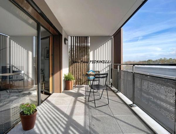 Lyon 8 Mermoz - T3 contemporain de 64.5 m² avec superbe balcon 9 m² et garage - Bus TCL C15 et PL1 / Tram T6 / Metro D