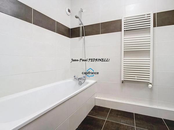 Lyon 8 Mermoz - T3 contemporain de 64.5 m² avec superbe balcon 9 m² et garage - Bus TCL C15 et PL1 / Tram T6 / Metro D