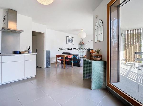 Lyon 8 Mermoz - T3 contemporain de 64.5 m² avec superbe balcon 9 m² et garage - Bus TCL C15 et PL1 / Tram T6 / Metro D