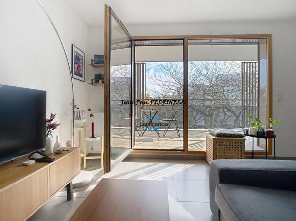 Lyon 8 Mermoz - T3 contemporain de 64.5 m² avec superbe balcon 9 m² et garage - Bus TCL C15 et PL1 / Tram T6 / Metro D