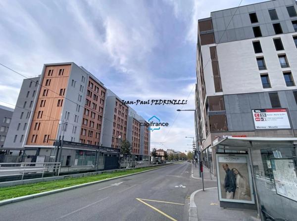 Lyon 8 Mermoz - T3 contemporain de 64.5 m² avec superbe balcon 9 m² et garage - Bus TCL C15 et PL1 / Tram T6 / Metro D