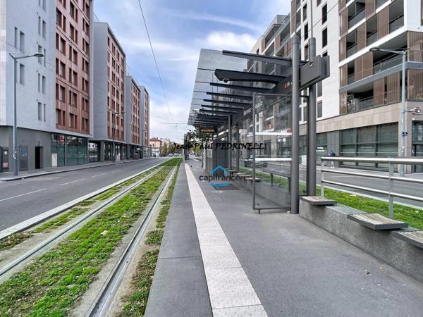 Lyon 8 Mermoz - T3 contemporain de 64.5 m² avec superbe balcon 9 m² et garage - Bus TCL C15 et PL1 / Tram T6 / Metro D
