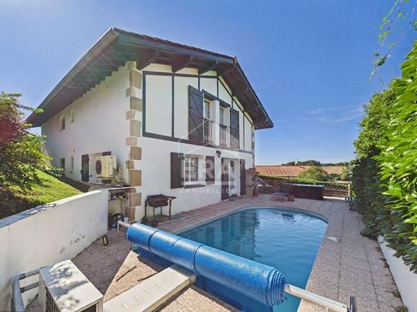 Espelette - Maison à Vendre - avec piscine au coeur d'Espelette.