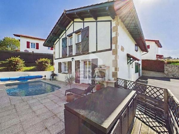 Espelette - Maison à Vendre - avec piscine au coeur d'Espelette.