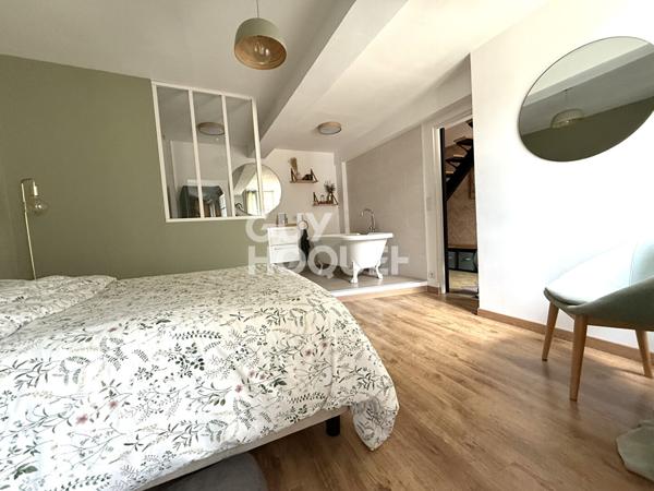 Ancien corps de ferme Rénové avec Maison et granges 5 mn de l'accès A1- Référence C2201