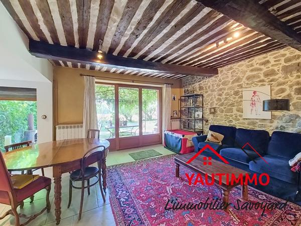 Maison mitoyenne de caractère en pierre – 170 m² – Terrain 600 m² – Fillinges location d'une partie possible.