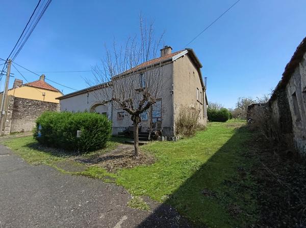 maison de campagne avec un grand jardin