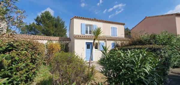 Petite villa R+1 dans une résidence sécurisée avec piscine