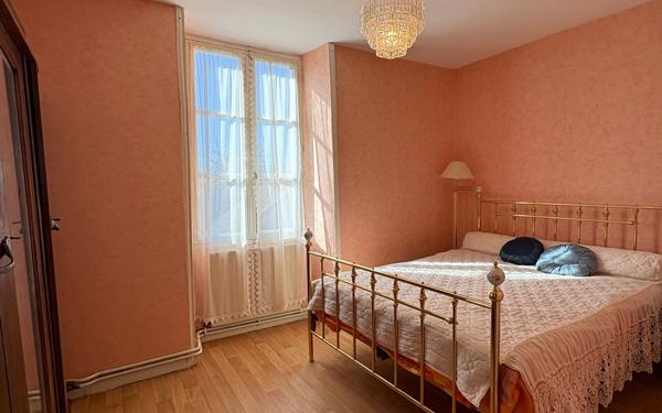 Maison à vendre    6 pièces •  Lussac-les-Églises