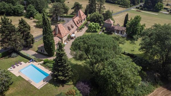 24150 Charmant Domaine , +/-392m2, 10 ch, dépendance , piscine, +/-13ha