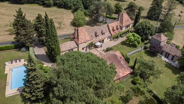 24150 Charmant Domaine , +/-392m2, 10 ch, dépendance , piscine, +/-13ha