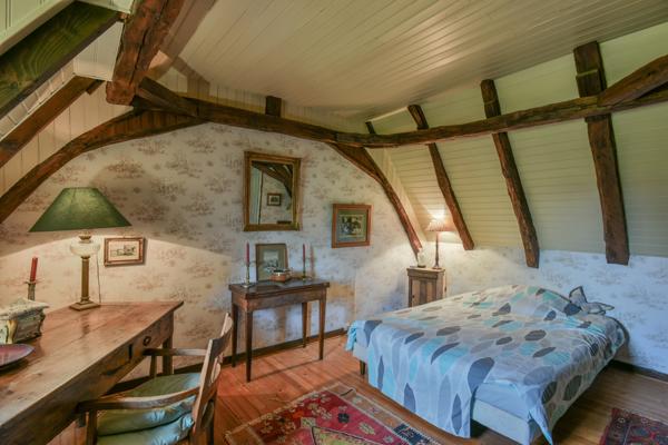 24150 Charmant Domaine , +/-392m2, 10 ch, dépendance , piscine, +/-13ha