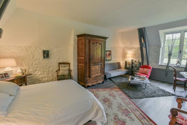 24150 Charmant Domaine , +/-392m2, 10 ch, dépendance , piscine, +/-13ha
