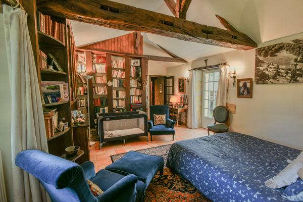 24150 Charmant Domaine , +/-392m2, 10 ch, dépendance , piscine, +/-13ha