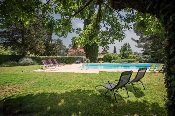 24150 Charmant Domaine , +/-392m2, 10 ch, dépendance , piscine, +/-13ha