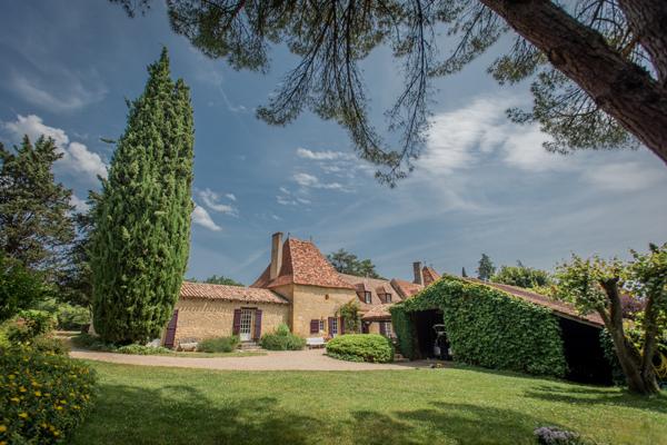 24150 Charmant Domaine , +/-392m2, 10 ch, dépendance , piscine, +/-13ha