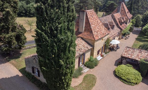 24150 Charmant Domaine , +/-392m2, 10 ch, dépendance , piscine, +/-13ha