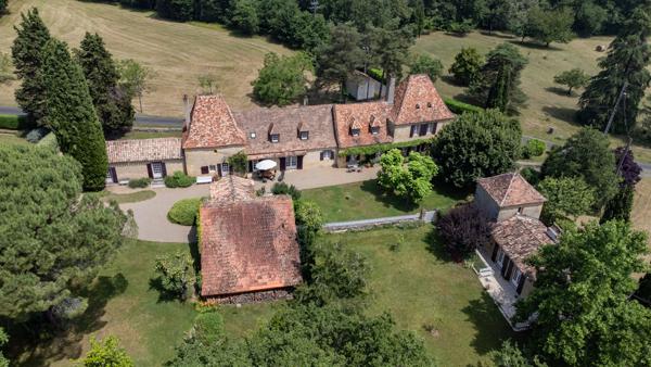 24150 Charmant Domaine , +/-392m2, 10 ch, dépendance , piscine, +/-13ha