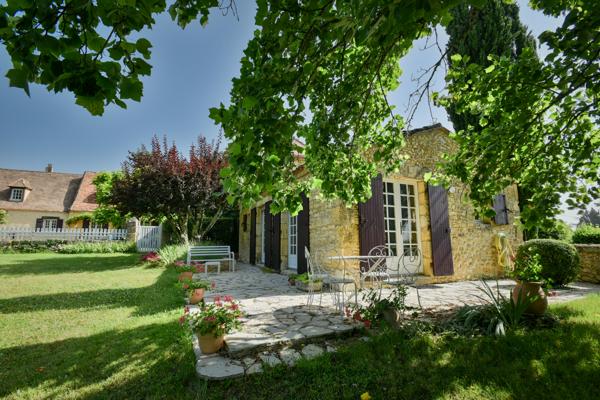 24150 Charmant Domaine , +/-392m2, 10 ch, dépendance , piscine, +/-13ha