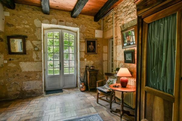 24150 Charmant Domaine , +/-392m2, 10 ch, dépendance , piscine, +/-13ha