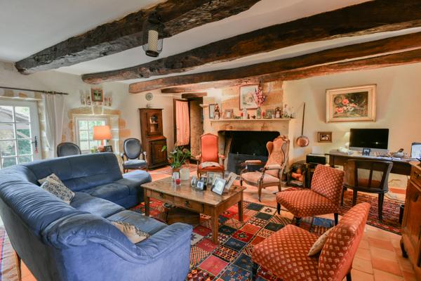 24150 Charmant Domaine , +/-392m2, 10 ch, dépendance , piscine, +/-13ha