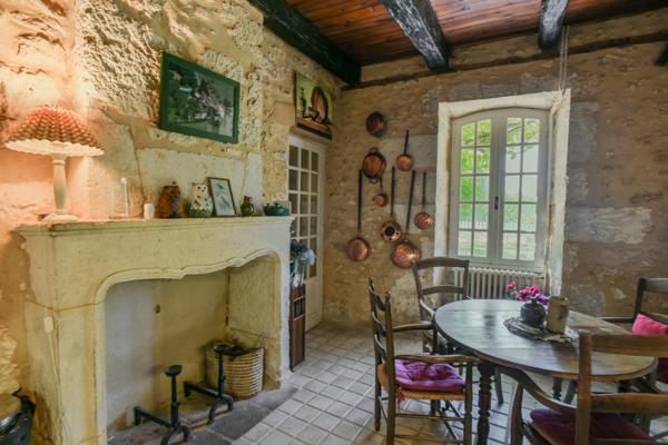 24150 Charmant Domaine , +/-392m2, 10 ch, dépendance , piscine, +/-13ha