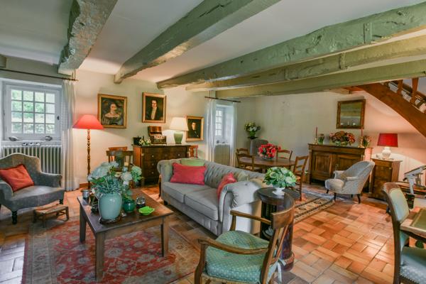24150 Charmant Domaine , +/-392m2, 10 ch, dépendance , piscine, +/-13ha