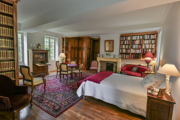 24150 Charmant Domaine , +/-392m2, 10 ch, dépendance , piscine, +/-13ha