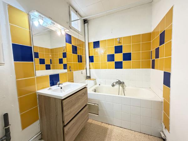 APPARTEMENT TYPE3 AVEC BALCON ET PLACE DE PARKING A DEUX PAS DU CENTRE VILLE EN RDC HAUT