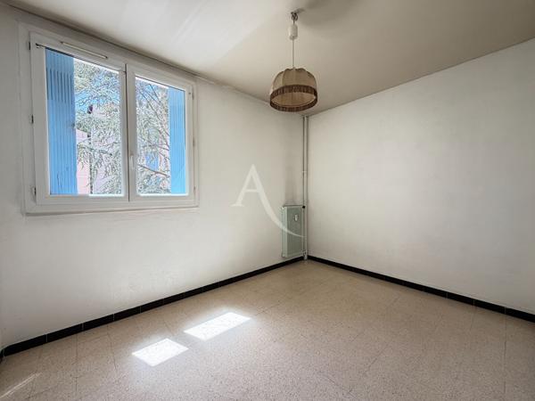APPARTEMENT TYPE3 AVEC BALCON ET PLACE DE PARKING A DEUX PAS DU CENTRE VILLE EN RDC HAUT