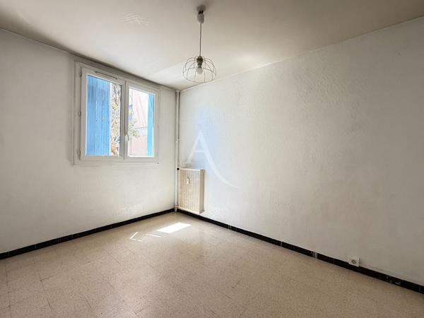 APPARTEMENT TYPE3 AVEC BALCON ET PLACE DE PARKING A DEUX PAS DU CENTRE VILLE EN RDC HAUT