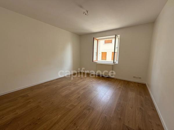 Ponthierry - Appartement comme une maison de 76 m²: T4 + 2 garages + Potentiel agrandissement ou investissement locatif - Charges faibles