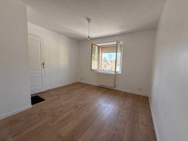Ponthierry - Appartement comme une maison de 76 m²: T4 + 2 garages + Potentiel agrandissement ou investissement locatif - Charges faibles