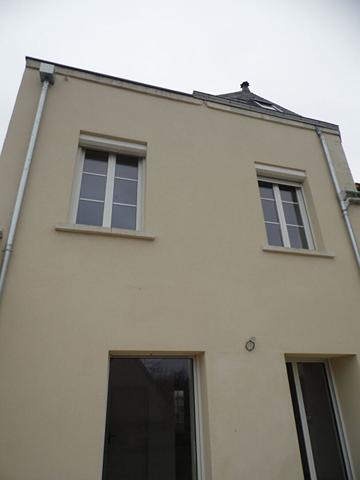 A LOUER JUIGNE SUR LOIRE MAISON DE BOURG AVEC SON JARDINET ENTIEREMENT RENOVEE