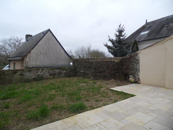 A LOUER JUIGNE SUR LOIRE MAISON DE BOURG AVEC SON JARDINET ENTIEREMENT RENOVEE