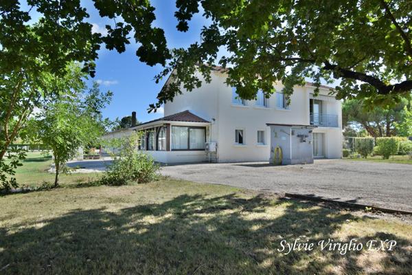 Maison familiale 2 niveaux-6 chambres-Grande dépendance de 185 m²