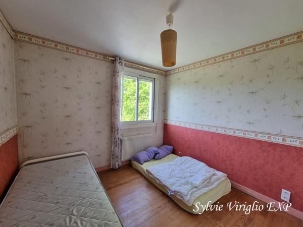Maison familiale 2 niveaux-6 chambres-Grande dépendance de 185 m²