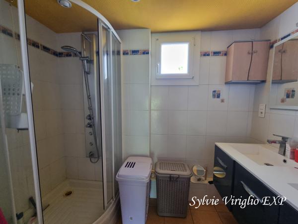 Maison familiale 2 niveaux-6 chambres-Grande dépendance de 185 m²