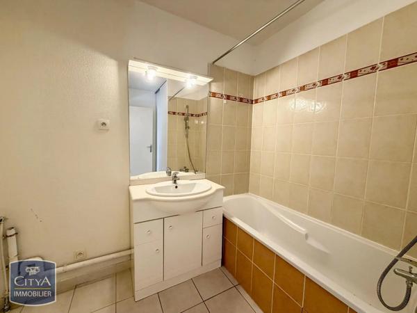 Appartement à louer 1 pièce 46.9m² Nîmes (30900)