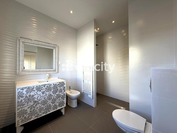 Loft
         5 pièces
        - 288 m² Bien prestige 1 293 750 €*