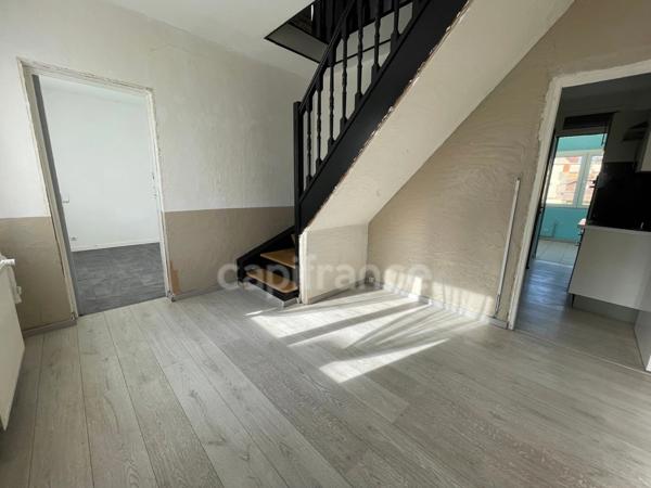 Maison individuel 4 chambres garage et batiments.