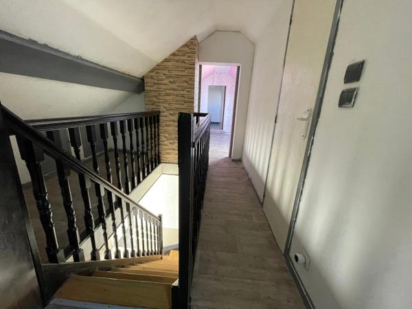 Maison individuel 4 chambres garage et batiments.