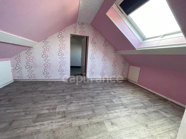 Maison individuel 4 chambres garage et batiments.