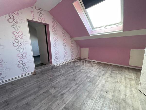 Maison individuel 4 chambres garage et batiments.