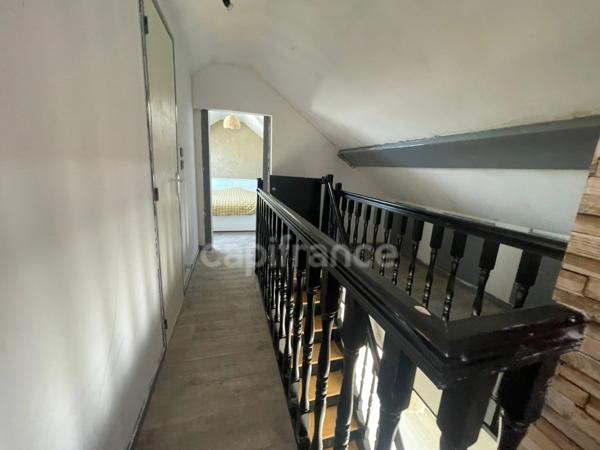 Maison individuel 4 chambres garage et batiments.