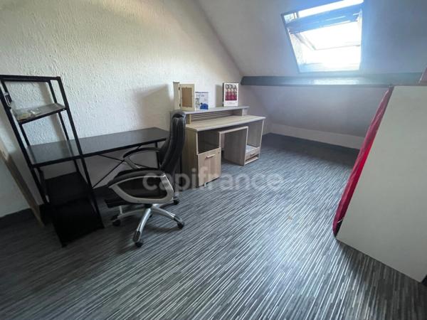 Maison individuel 4 chambres garage et batiments.