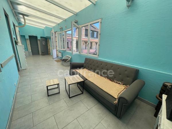 Maison individuel 4 chambres garage et batiments.