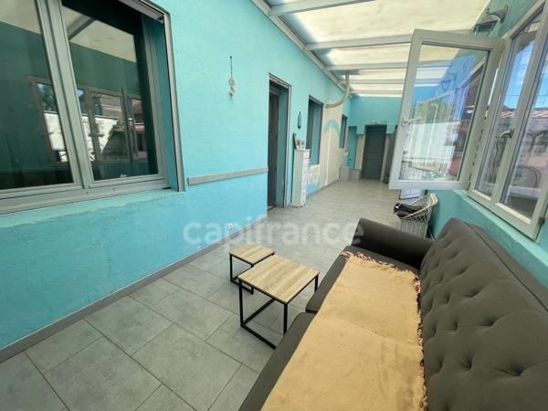 Maison individuel 4 chambres garage et batiments.