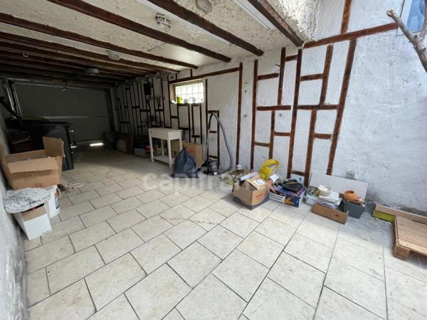 Maison individuel 4 chambres garage et batiments.