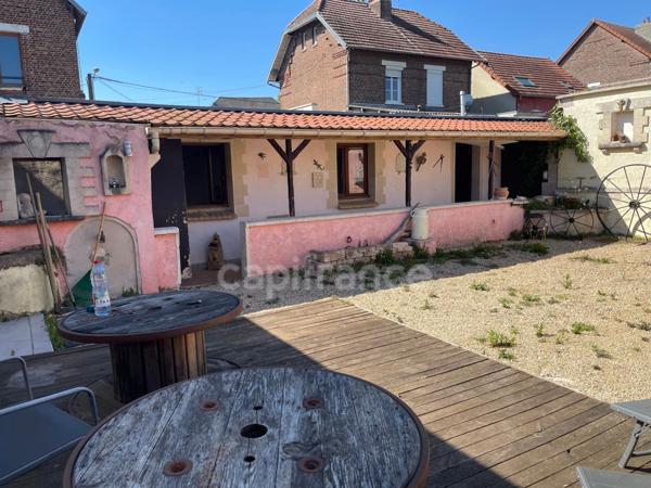 Maison individuel 4 chambres garage et batiments.